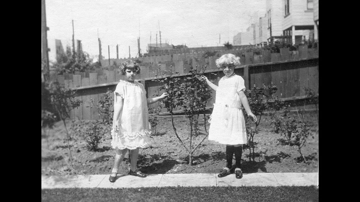 Young women in 1920s flapper fashion in San Francisco, wearing the dropped-waist dresses and bobbed styles that symbolised post-war freedom