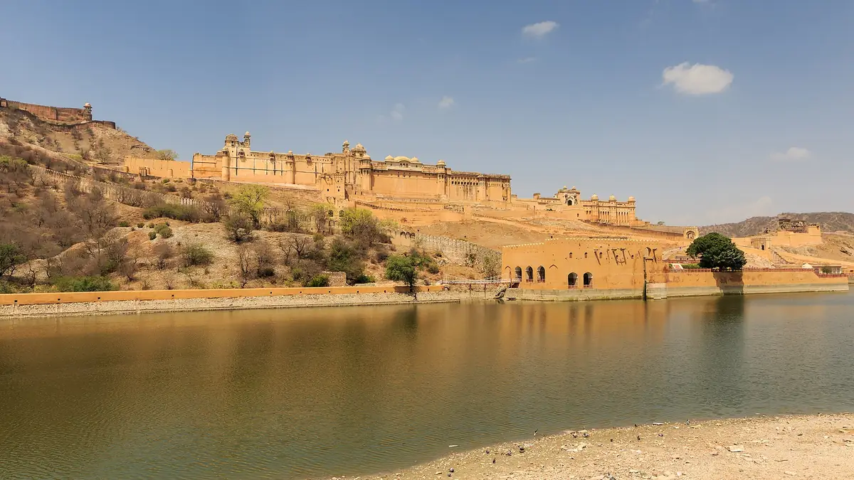 Amber Fort in Jaipur with its sandstone walls and hilltop courtyards, a highlight of a Jaipur family trip