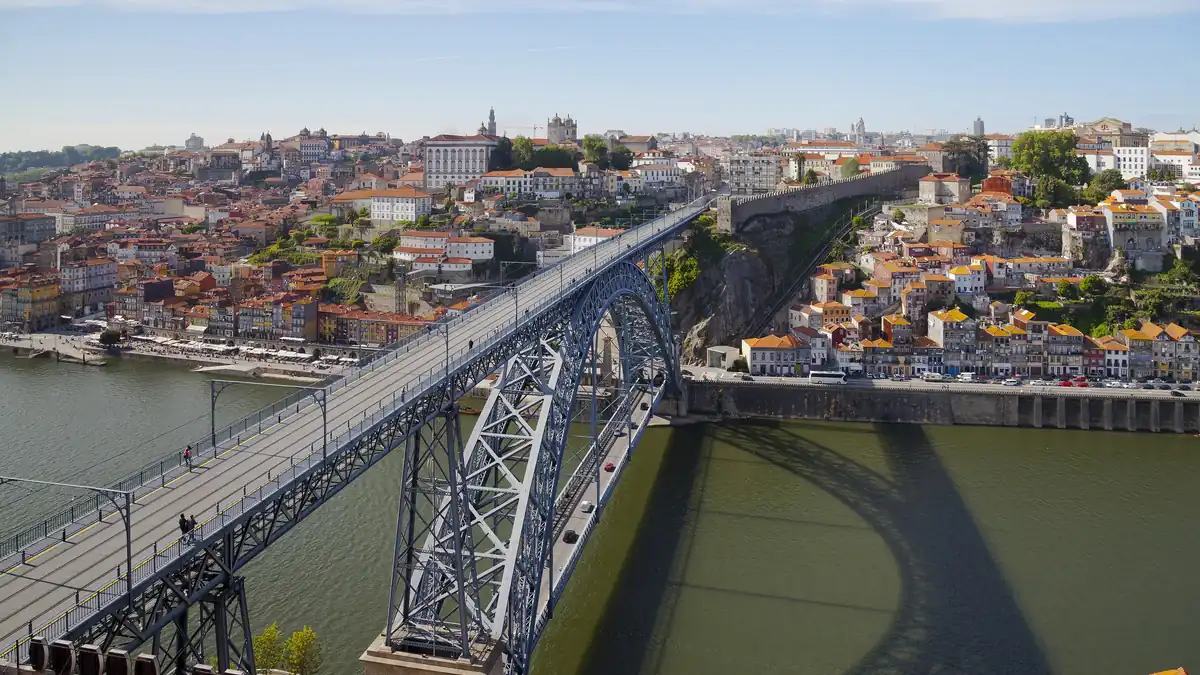 Dom Luís I Bridge over the Douro River linking Porto Ribeira waterfront with Vila Nova de Gaia